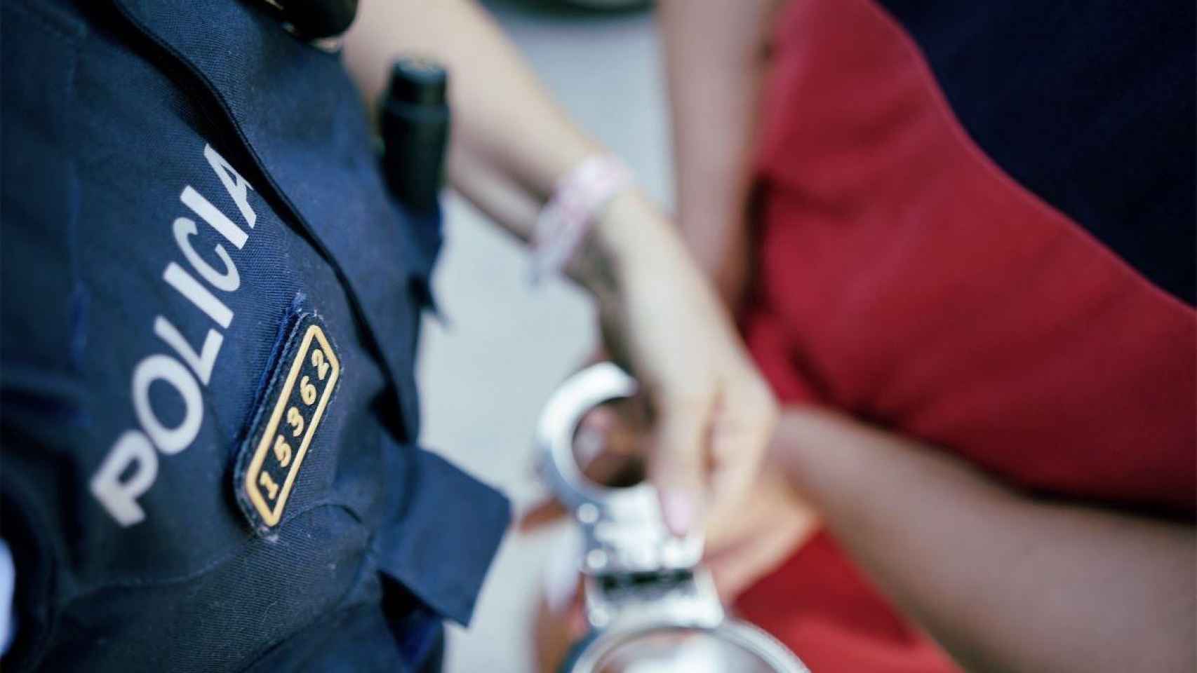 Un agente de policía esposa a un detenido / EP