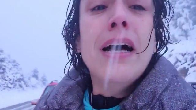 Una opositora carga contra Bargalló tras quedar atrapada en la carretera por el temporal / JESSICA TOMÀS