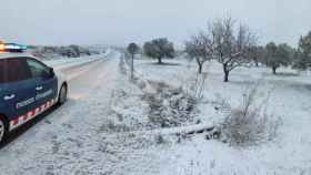 Paisaje nevado junto a un coche de los Mossos d'Esquadra / EUROPA PRESS