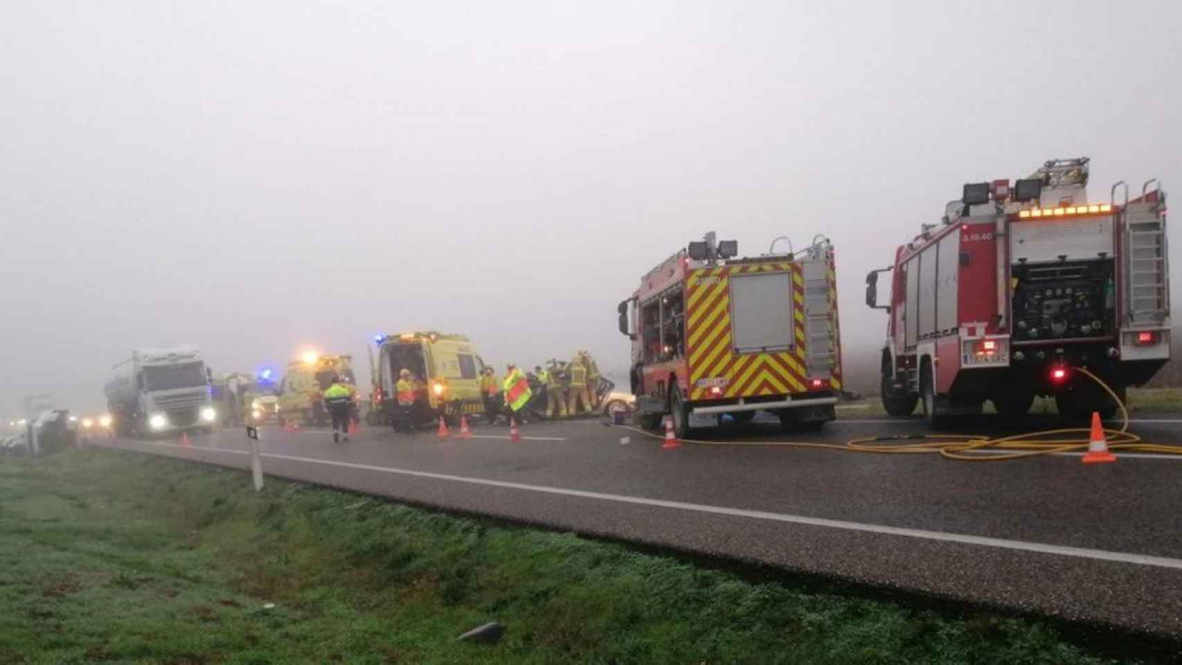 Dotaciones de bomberos, ambulancias y Mossos d'Esquadra en el accidente múltiple de Torregrossa (Lleida) / BOMBERS