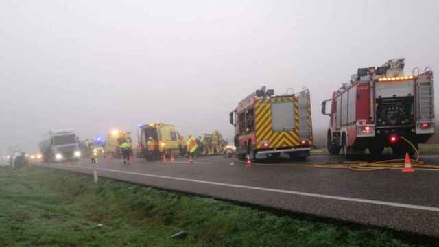 Dotaciones de bomberos, ambulancias y Mossos d'Esquadra en el accidente múltiple de Torregrossa (Lleida) / BOMBERS