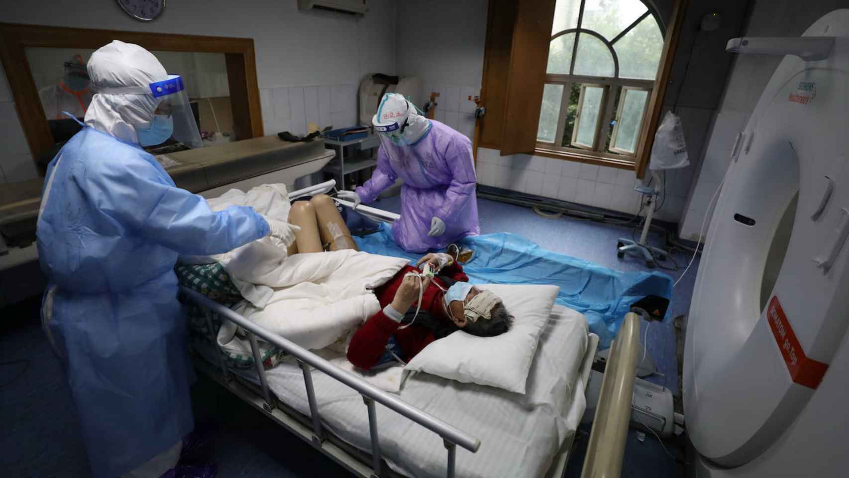 Un paciente con coronavirus recibe atención médica en un hospital / EFE