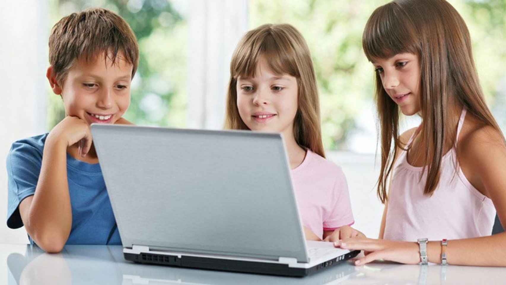 Los menores de edad acceden cada vez antes y con menos control parental a internet / EP