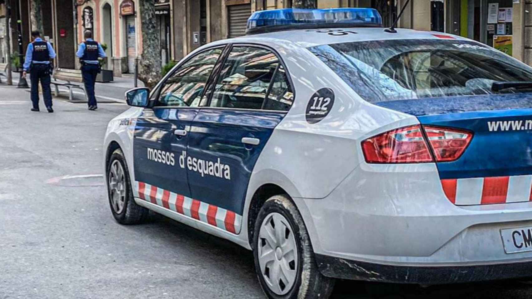 Un coche patrulla de los Mossos en Ciutat Vella, donde fue detenido el joven por vender droga / MOSSOS