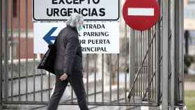 Una mujer con mascarilla cerca de la puerta de un hospital en plena epidemia de coronavirus / EUROPA PRESS