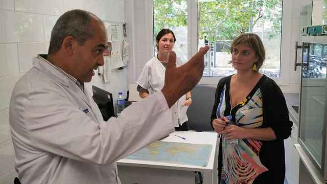 Benito Almirante, jefe del Servicio de Enfermedades Infecciosas del Vall d'Hebron junto a la consejera de Salud, Alba Vergés / VALL D'HEBRON