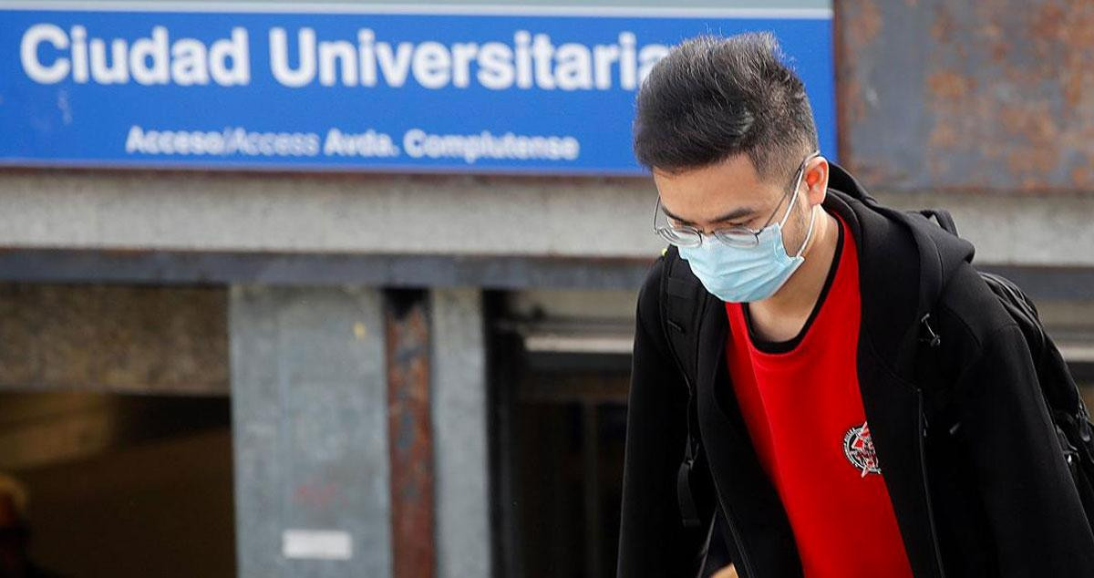 Un joven protege su salud con una mascarilla en plena crisis del coronavirus / EFE