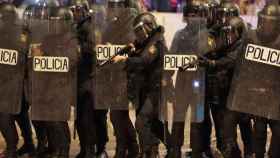 Agentes antidisturbios de la Policía Nacional en las calles de Barcelona / EFE