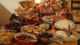 Una mesa con comida para las Navidades