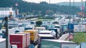 Camiones dificultan la marcha en la carretera de La Jonquera / EFE