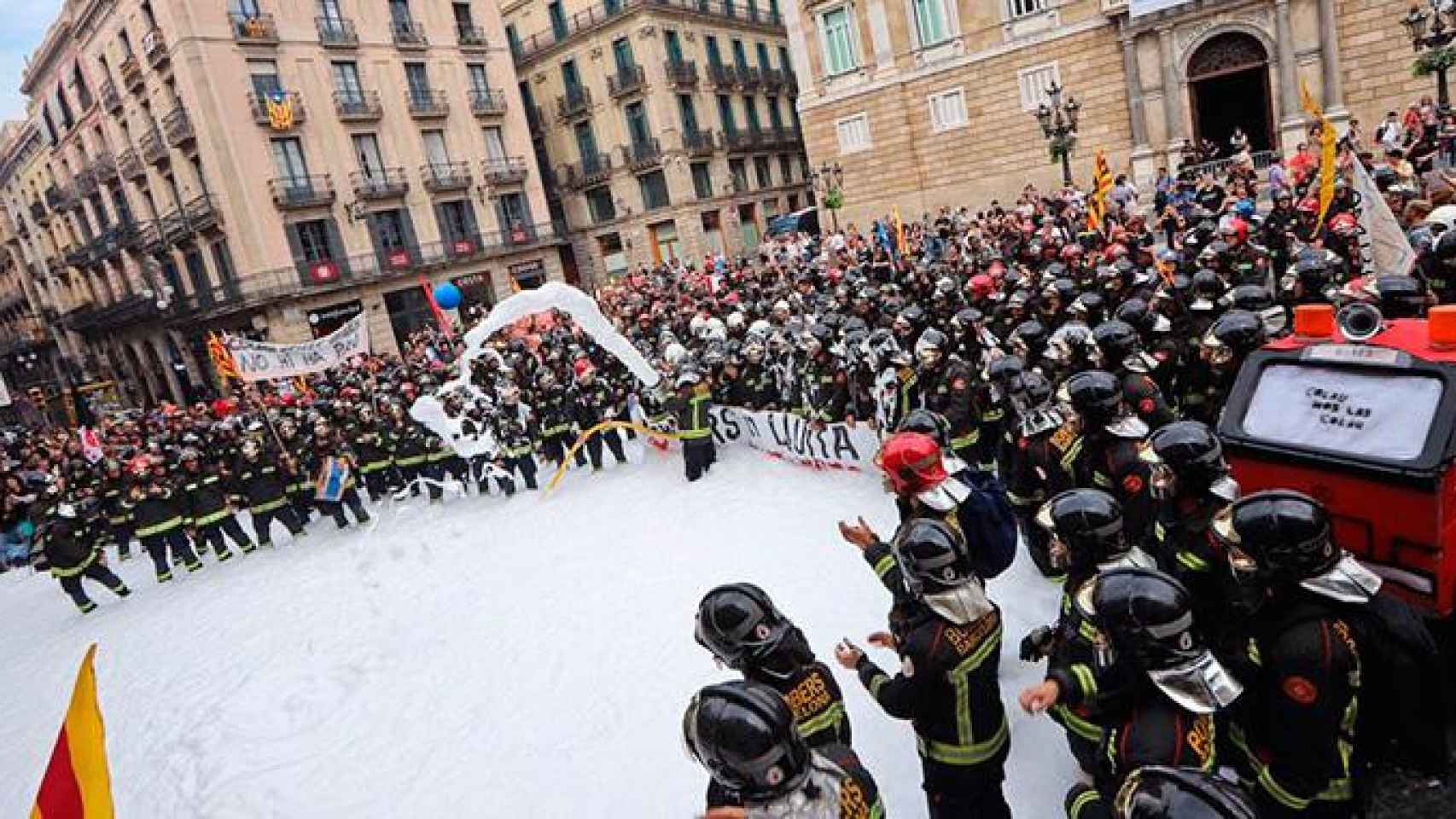 Los bomberos de Barcelona han llenado la plaza Sant Jaume de espuma / TWITTER