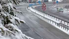 La carretera del Coll del Bruc, una de las afectadas por la nieve y el hielo / EFE