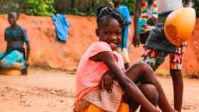 Una de las niñas del orfanato en África / CG