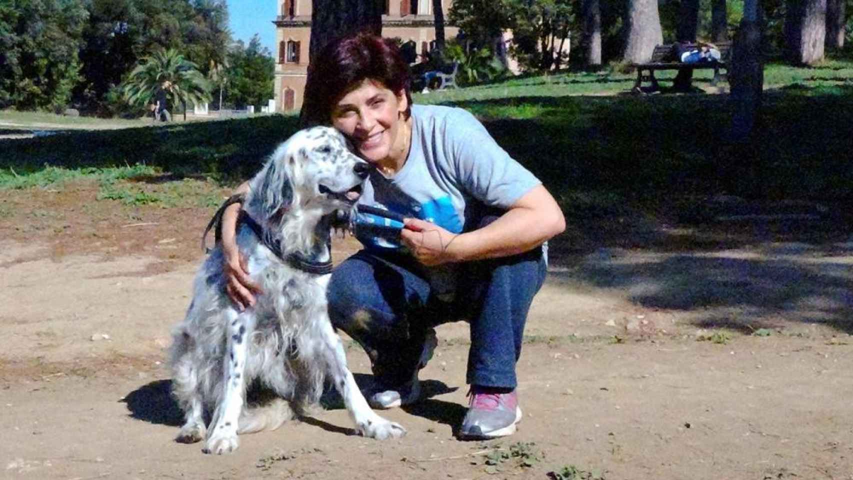 Ana junto a su perra, Cucciola, en una imagen de archivo / FACEBOOK