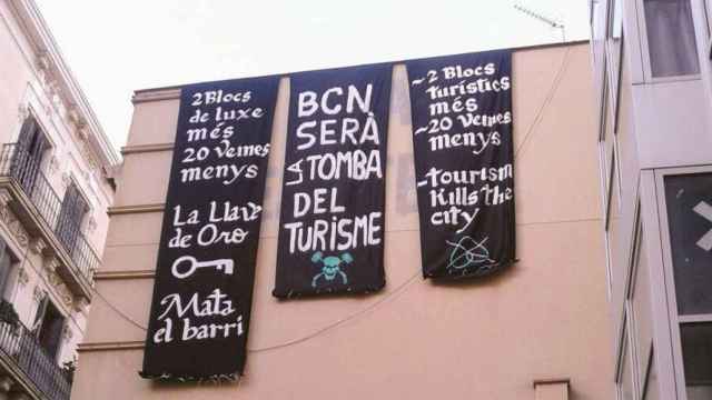 Pancartas en Poblenou que invitan al turista a marcharse de Barcelona / CG