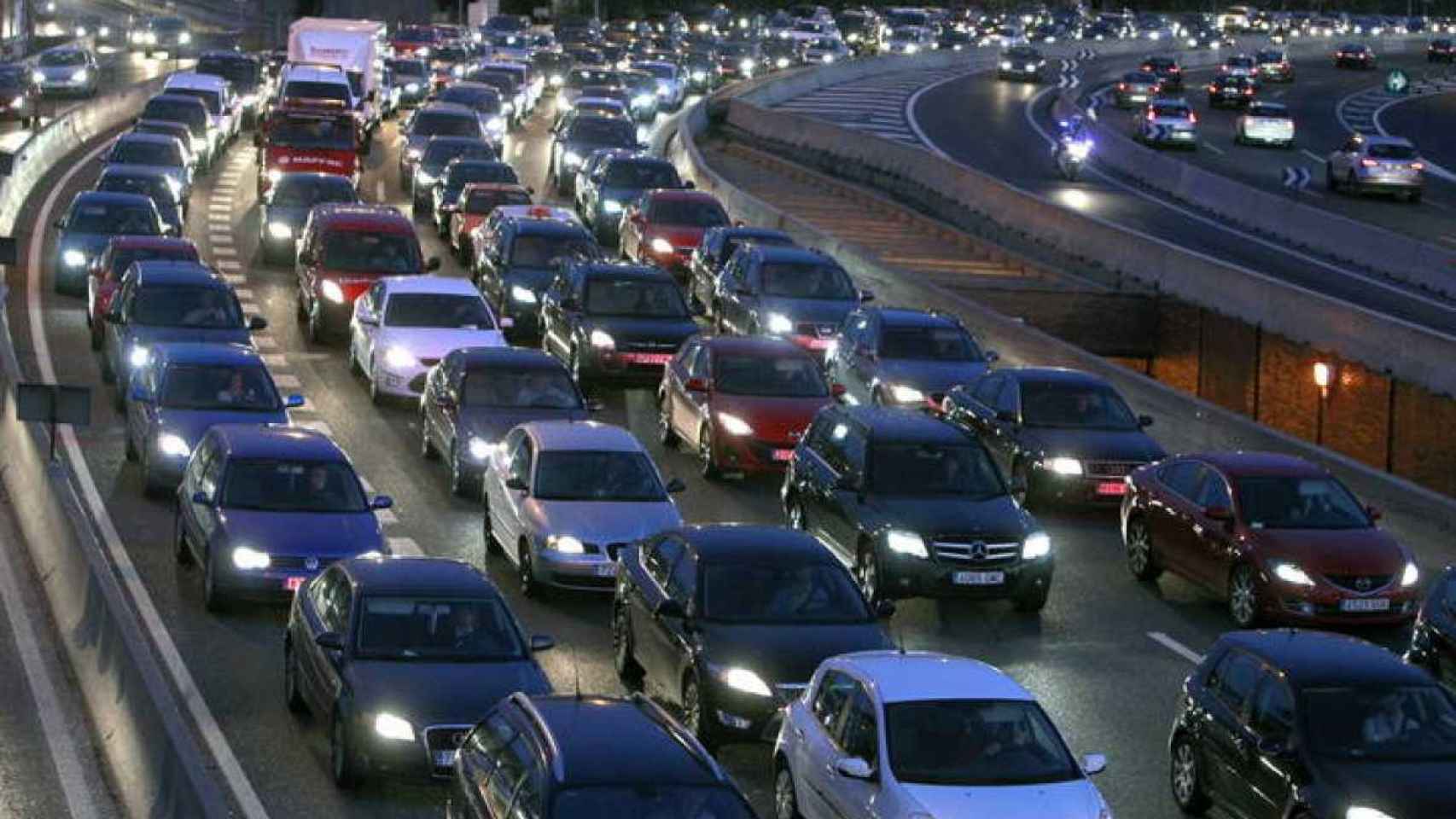 Atasco de tráfico en una carretera española / EFE