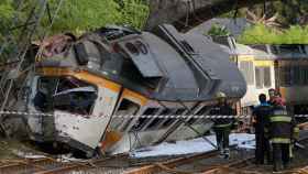 Un vagón del que ha descarrilado el viernes en O Porriño (Pontevedra), causando cuatro víctimas mortales / EFE