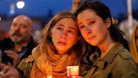 Dos jóvenes con velas, en una vigilia de recuerdo a las víctimas del atentado en Orlando.