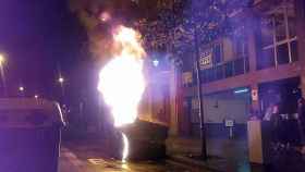 Un contenedor arde en una calle del barrio de Gracia de Barcelona durante la tercera noche de disturbios por el desalojo de un local 'okupado'.