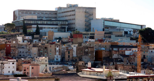 El Hospital Tortosa Verge de la Cinta, cuya ampliación no puede servir de excusa para no construir un nuevo centro, según los vecinos del municipio