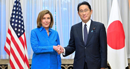 La presidenta de la Cámara de Representantes de Estados Unidos, Nancy Pelosi (i) es recibida por el primer ministro japonés, Fumio Kishida (d), durante su visita a Tokyo (Japón) - EFE/EPA/JAPAN POOL