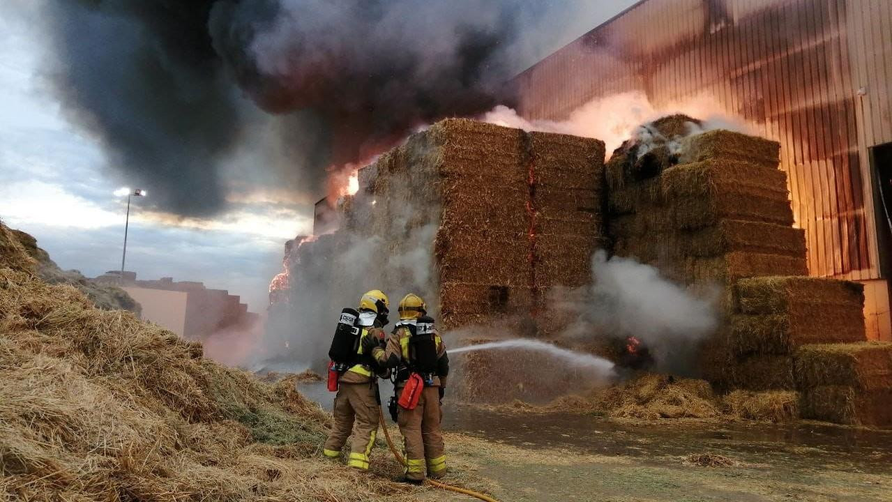 Los bomberos sofocan el fuego en Vallfogona de Balaguer (Lleida) / BOMBERS