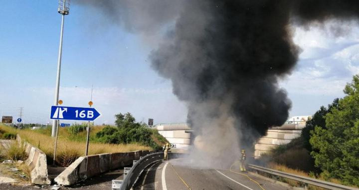 Densa humareda por el incendio de un autobús vacío en una carretera de Barcelona / BOMBERS