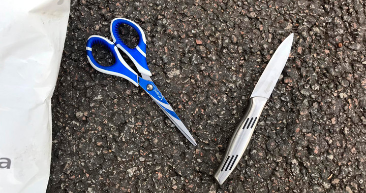 El cuchillo y las tijeras con los que un hombre agredió a la Policía Portuaria / CG