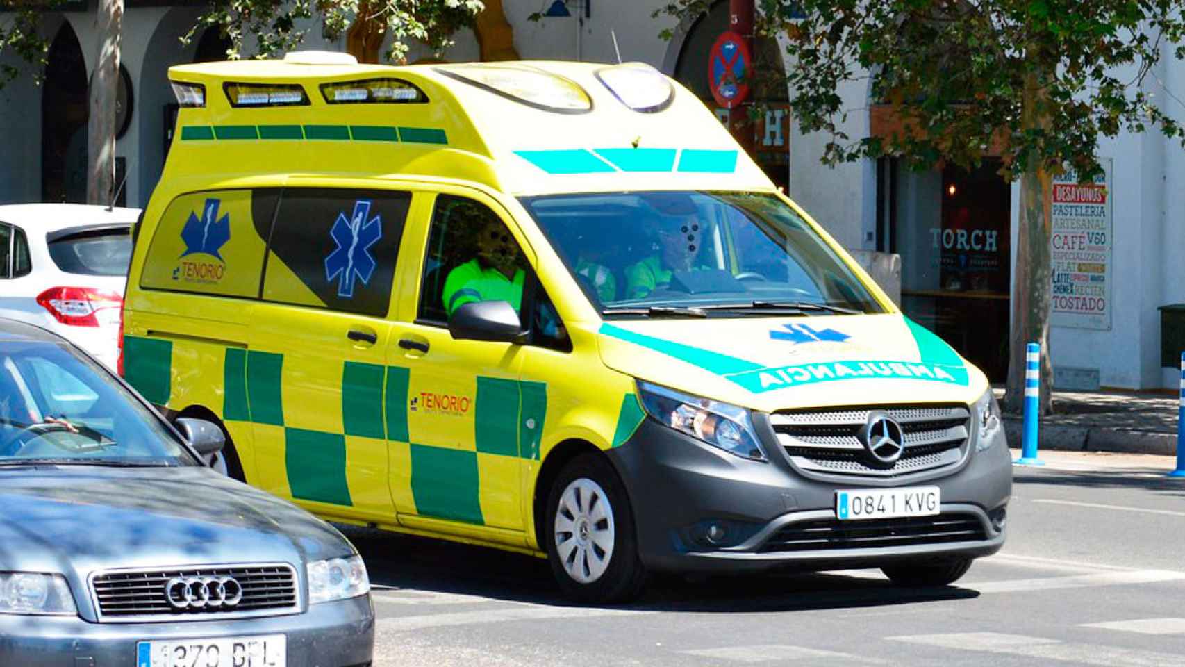 Imagen de una ambulancia de Tenorio en la calle / Cedida