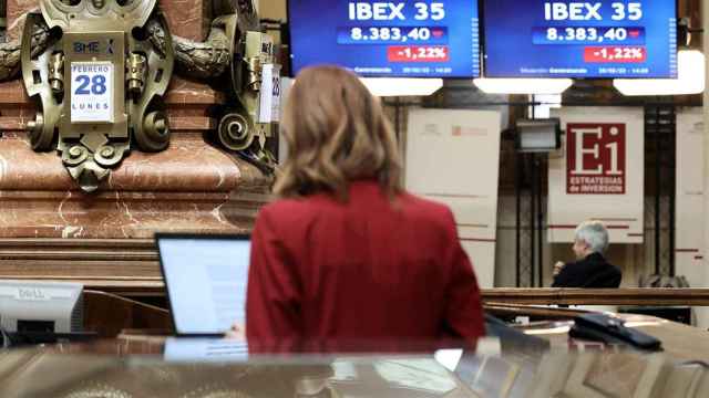 Valores del Ibex 35 en los paneles del Palacio de la Bolsa de Madrid / EP