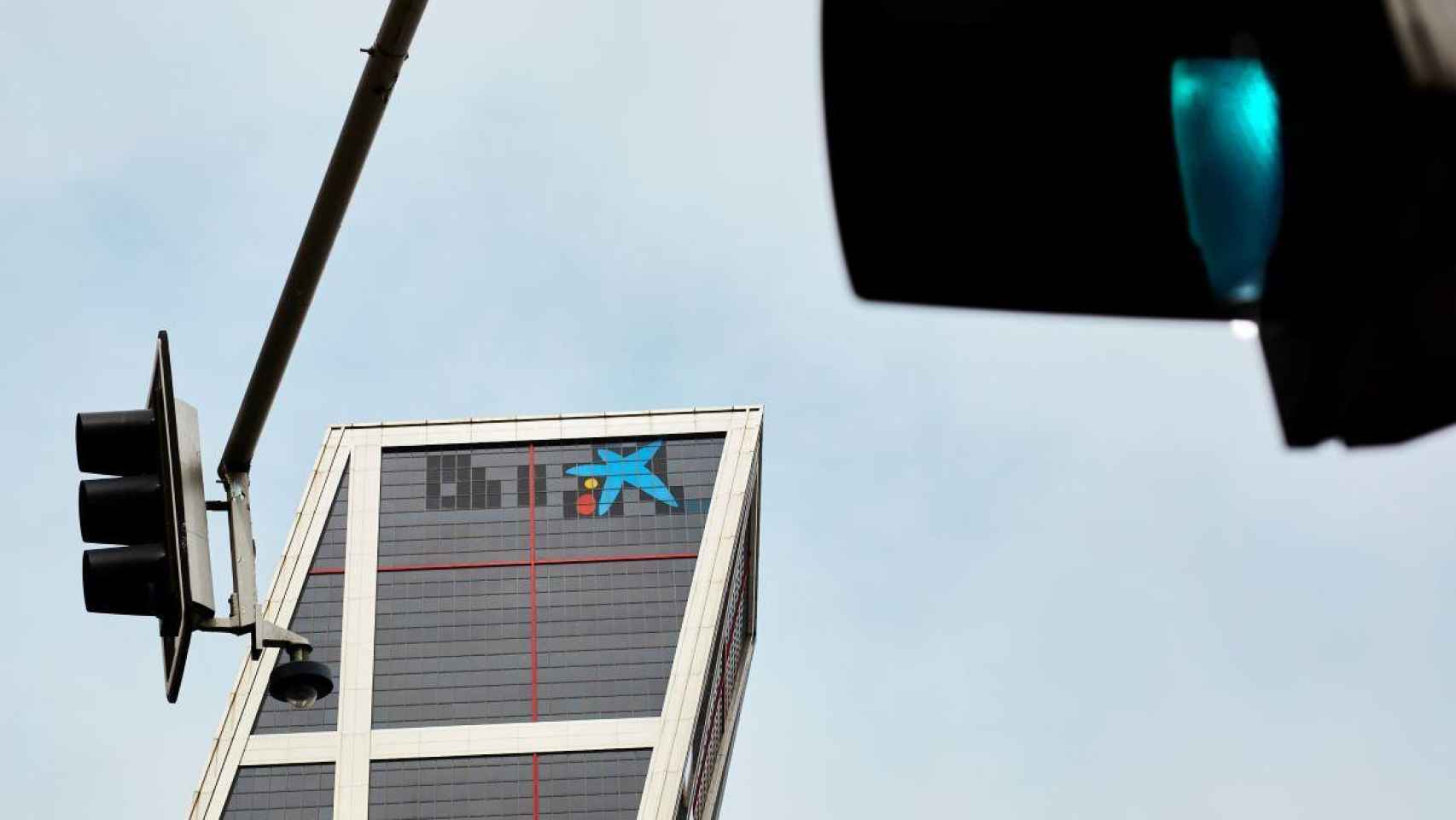 Logo de Caixabank en la torre KIO, hasta ahora sede de Bankia / EP