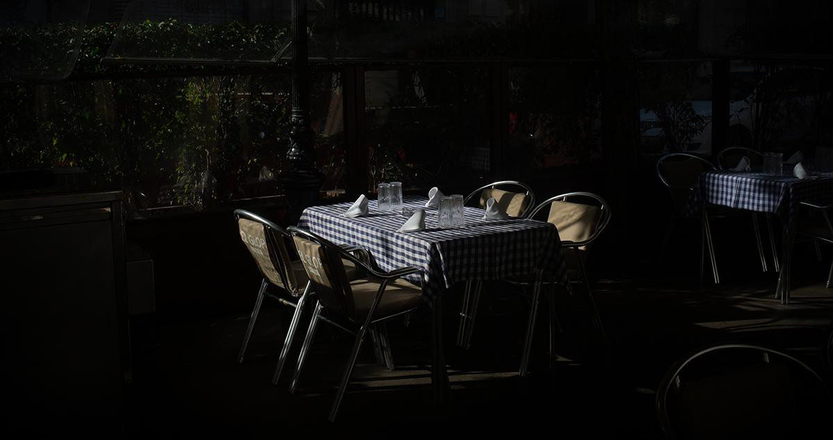 Una mesa puesta en una terraza de un local de restauración en Barcelona / DAVID ZORRAKINO (EP)