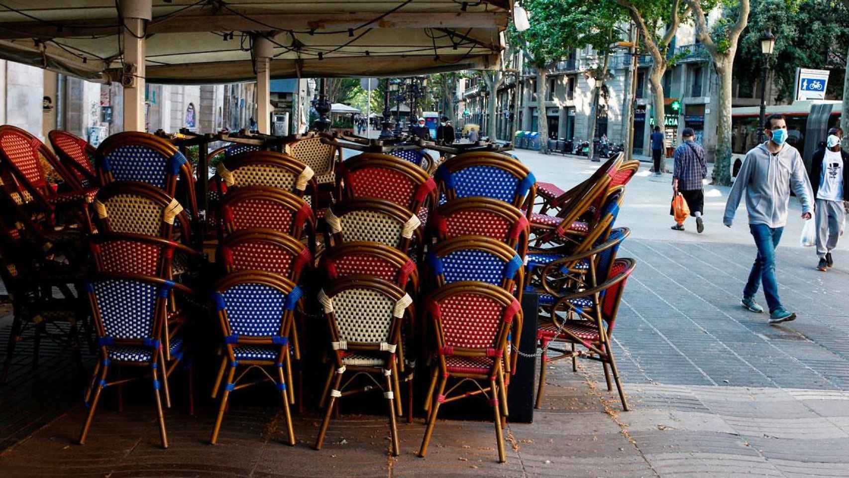 Las sillas de una de las terrazas de Las Ramblas de Barcelona / EFE