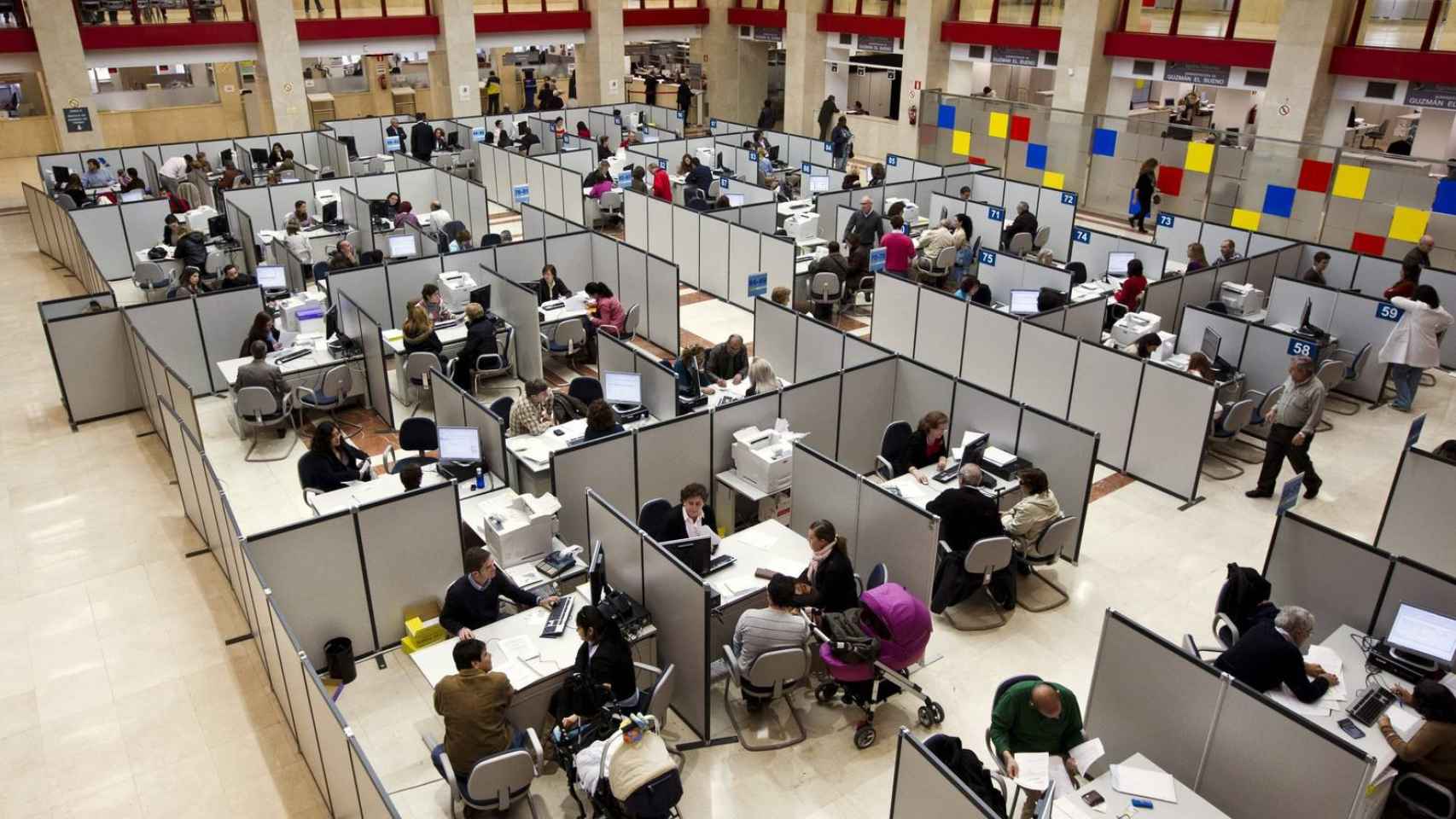 Imagen de trabajadores en una oficina a los que el Govern podría aplicar el modelo danés / EFE