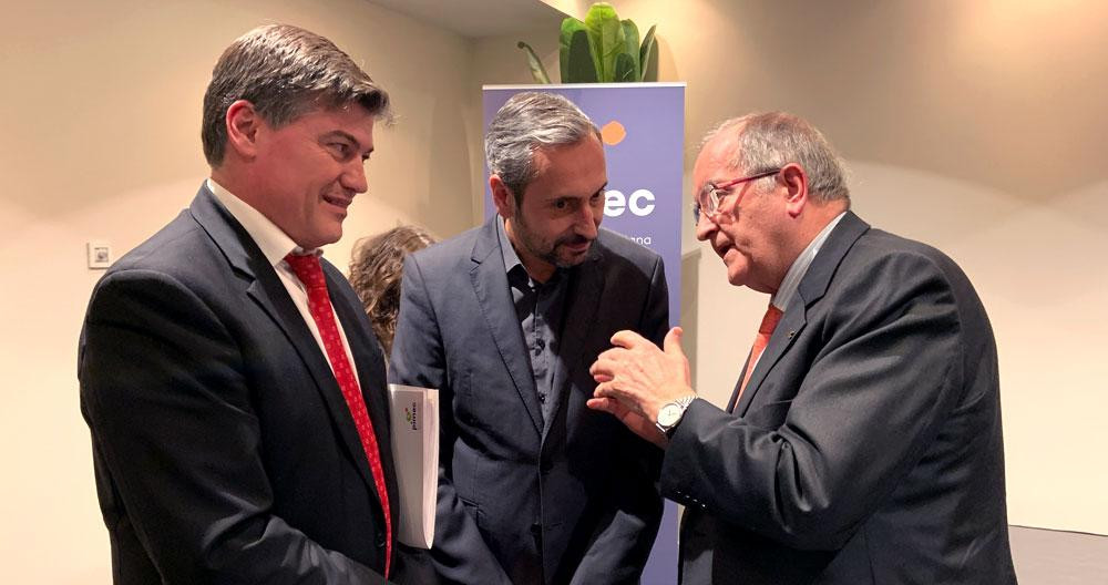 El secretario general de Pimec, Antoni Cañete (i), junto al presidente de Autónomos, Miquel Camps (c), y el líder de la patronal que habla del SMI, Josep González (d) / CG