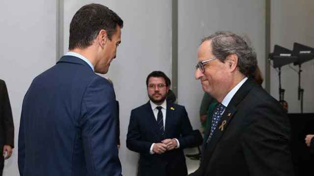 El presidente del Gobierno, Pedro Sánchez, saluda al presidente de la Generalitat, Quim Torra, durante la inauguración GSMA Mobile World Congress 2019 en Barcelona / EP