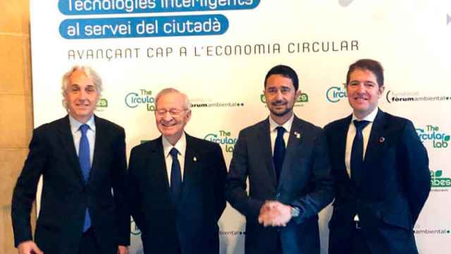 Ramon Roca, presidente del Fòrum Medioambiental (I); Miquel Valls, presidente de la Cámara; Damià Calvet, consejero de Territori; y Óscar Martín, consejero delegado de Ecoembes