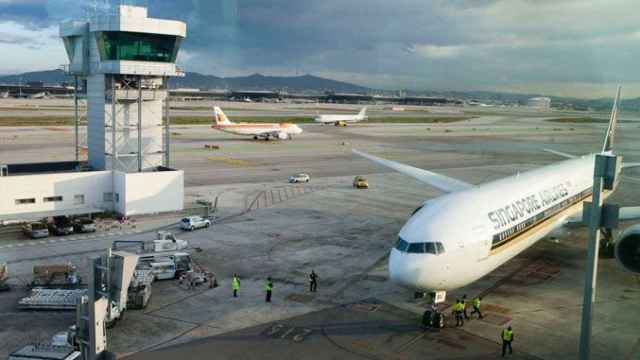 Un avión de Singapore Airlines, preparándose para el despegue en el aeropuerto de Barcelona El Prat / CG