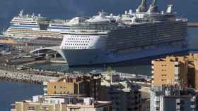 El crucero 'Allure of the seas', el más grande del mundo, en el puerto de Málaga.