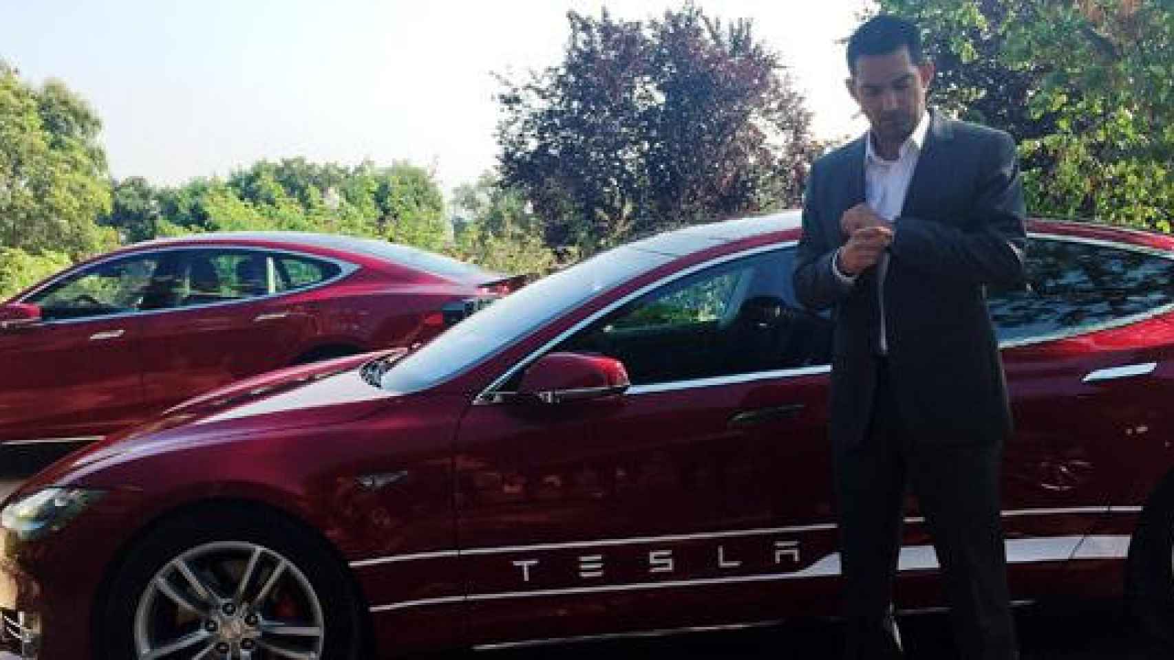 El director de comunicación de Tesla, Ricardo Reyes, junto a varios Model S del grupo en Barcelona