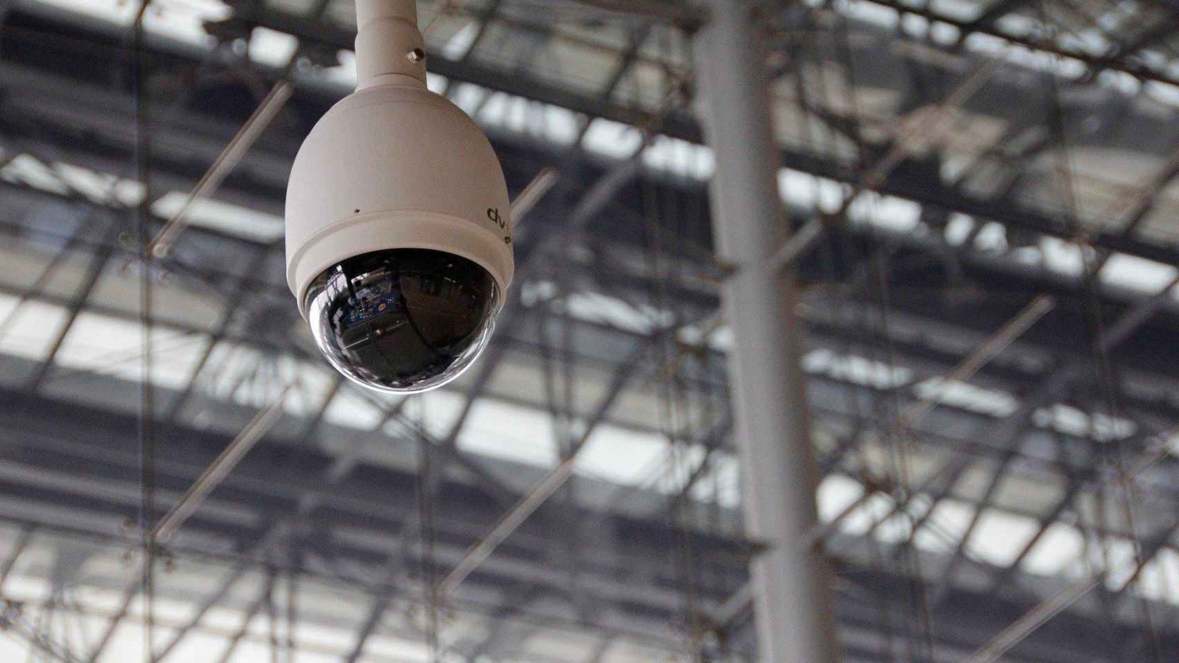 Una cámara de seguridad que controla el distanciamiento social de una empresa / CG