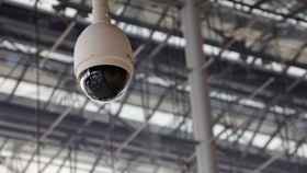 Una cámara de seguridad que controla el distanciamiento social de una empresa / CG
