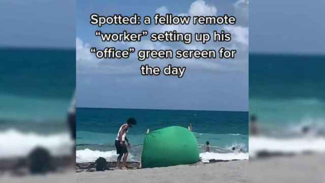 Un usuario pone un croma en la playa para trabajar / TIKTOK