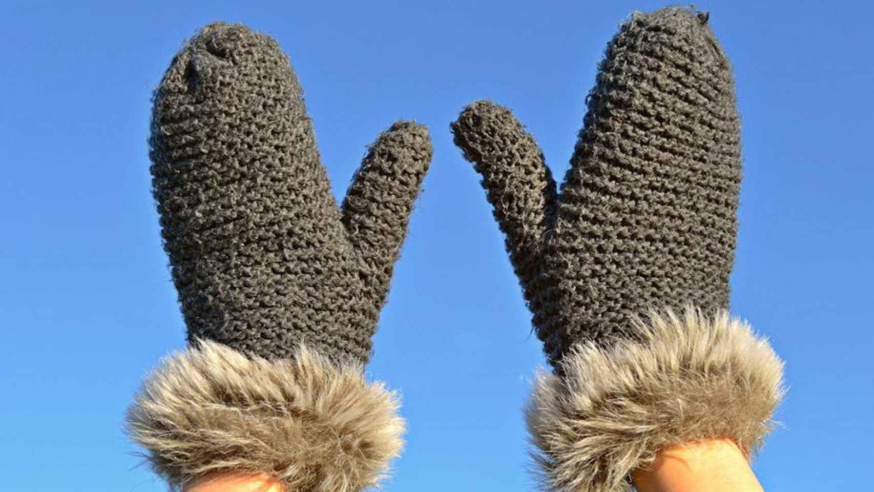 Manos protegidas del frío con unos guantes de algodón / PIXABAY