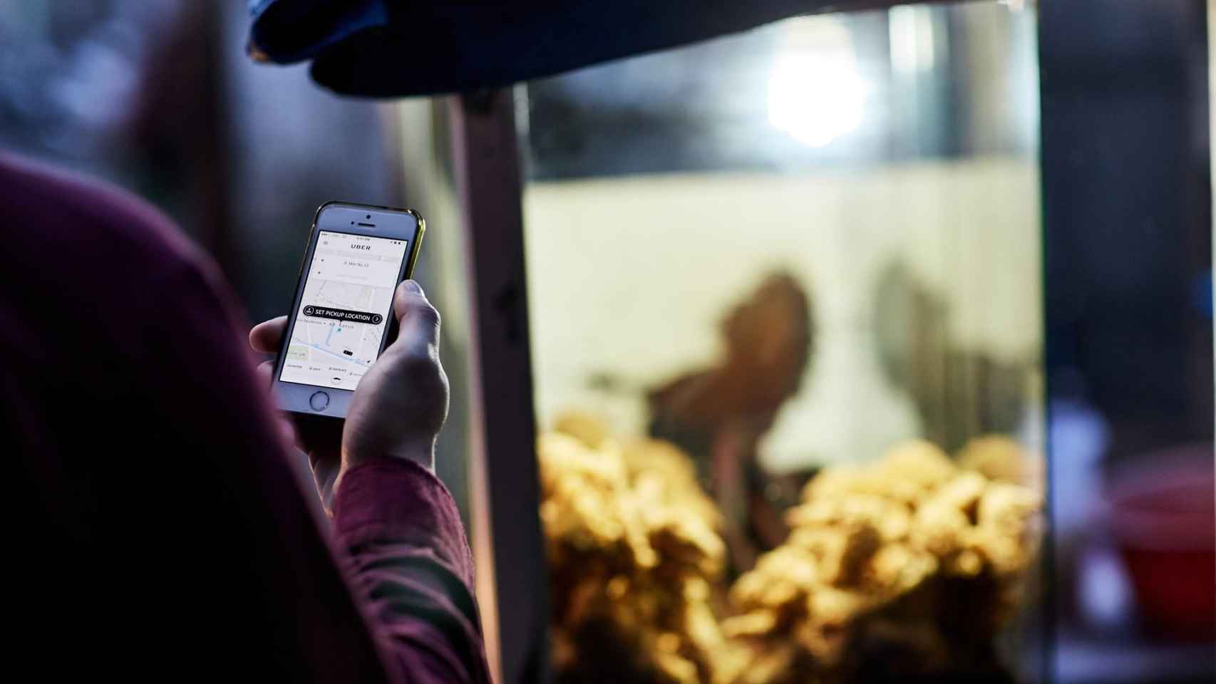 Un cliente entra en la app de Uber para solicitar la prestación de un servicio
