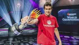 Javier Domínguez posa con el título cosechado en el Campeonato Mundial / MAGIC: THE GATHERING