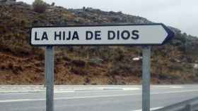 Cartel de La Hija de Dios en Ávila, uno de los pueblos con nombres curiosos de España / HUNDREDROOMS