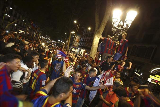 Aficionados del Barça celebrando un título en la Fuente de Canaletas / EFE