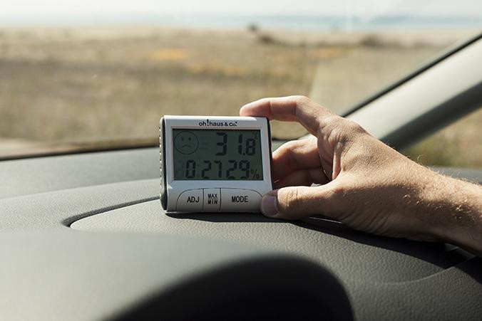 Termómetro midiendo la temperatura del interior de un coche / SEAT