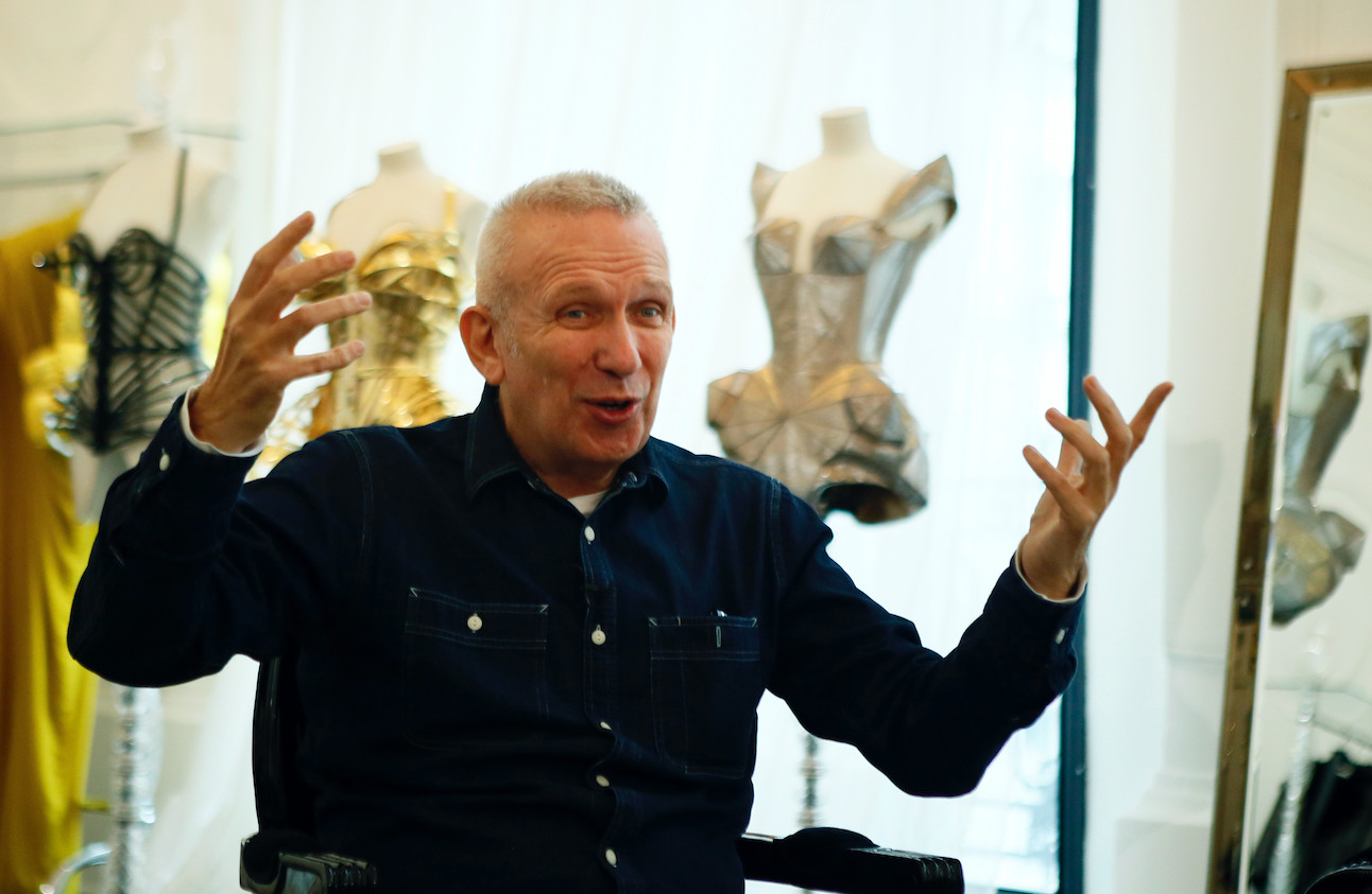 Jean Paul Gaultier entre algunos de los diseños que ha confeccionado a lo largo de estos años / AGENCIAS